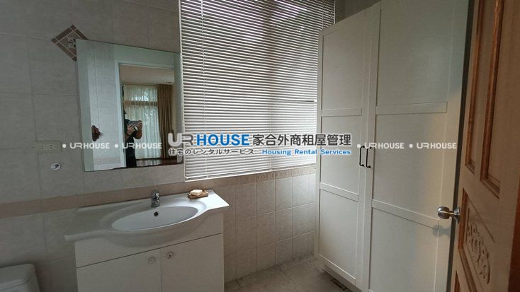 5ea29c8b62348d0a7c96413da42cc4e3.jpg