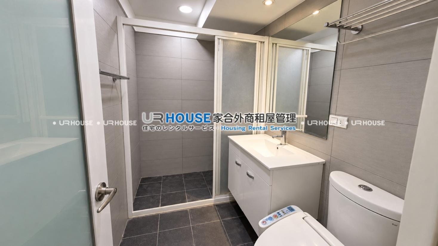 08_bathroom.jpg