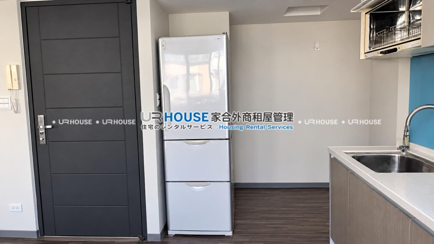 05_entry-fridge.jpg